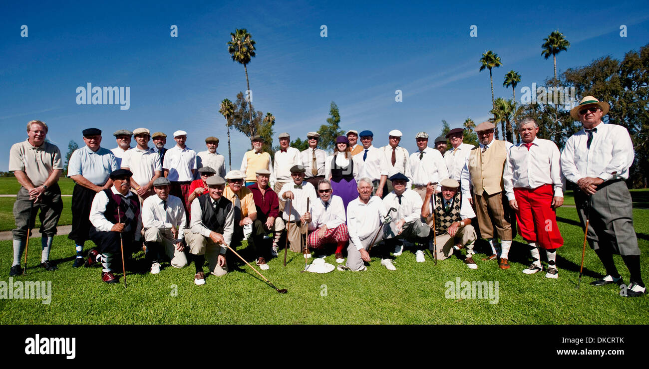 28. Oktober 2011 - Golfturnier Chino Hills, CA, USA - Konkurrenten Pose für ein Foto vor Beginn des Spiels an einem Hickory Golf Collectors Society (Holz Achs) im Los Serranos Country Club. Die GCS ist eine internationale Organisation zur Bewahrung der Schätze und Traditionen des Golfsports. (Kredit-Bild: © Brian Cahn/ZUMAPRESS.com) Stockfoto