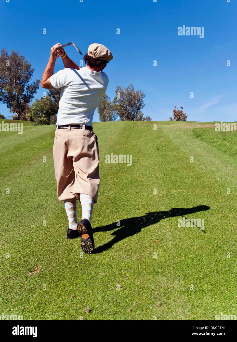 28. Oktober 2011 - Chino Hills, CA, USA - Ryan Stewart Flüge seinen Ball über einen Hügel auf einem Hickory Golf Collectors Society (Holz Achs) Golfturnier im Los Serranos Country Club. Die GCS ist eine internationale Organisation zur Bewahrung der Schätze und Traditionen des Golfsports. (Kredit-Bild: © Brian Cahn/ZUMAPRESS.com) Stockfoto