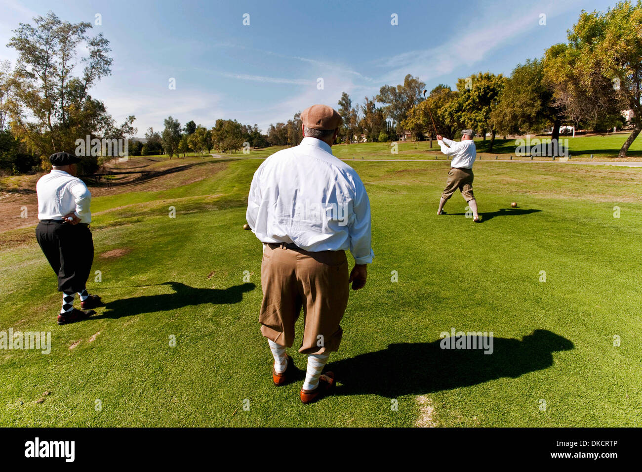 28. Oktober 2011 - Chino Hills, CA, USA - von links nach rechts, Mike Ortega, Ken Bartsh und Pat Anderson konkurrieren in einem Hickory Golf Collectors Society (Holz Achs) Golfturnier im Los Serranos Country Club. Die GCS ist eine internationale Organisation zur Bewahrung der Schätze und Traditionen des Golfsports. (Kredit-Bild: © Brian Cahn/ZUMAPRESS.com) Stockfoto
