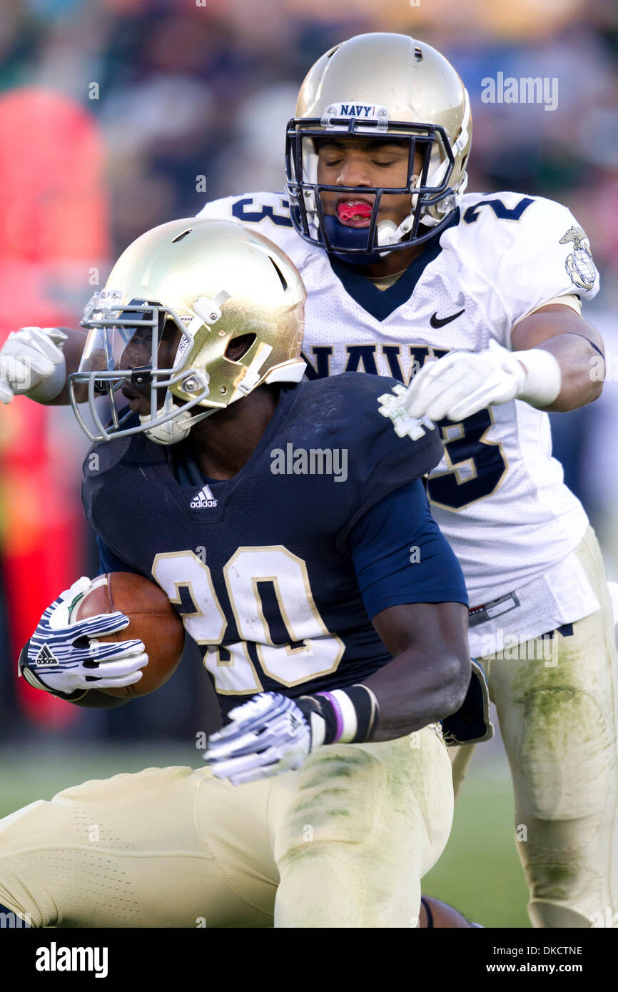 29. Oktober 2011 - läuft South Bend, Indiana, USA - Notre Dame Runningback Cierre Wood (#20) der Ball als Marine Safety Chris Ferguson (#23) versucht, das Tackle im vierten Quartal des NCAA Football-Spiel zwischen Notre Dame und Marine machen.  Die Notre Dame Fighting Irish besiegte die Navy Midshipmen 56-14 im Spiel im Stadion von Notre Dame in South Bend, Indiana. (Kredit-Bild: © John Mersit Stockfoto