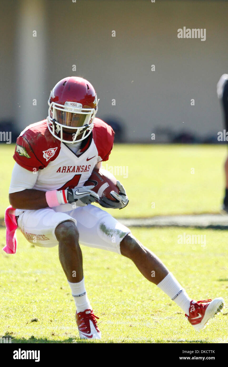 29. Oktober 2011 - Nashville, Tennessee, USA - Arkansas Razorbacks Wide Receiver Jarius Wright (4) mit einem Empfang.  Vanderbilt Commodores führen die Arkansas Razorbacks zur Halbzeit 21-14 Vanderbilt Stadium in Nashville, TN (Credit-Bild: © Allan Wagner/Southcreek/ZUMAPRESS.com) Stockfoto