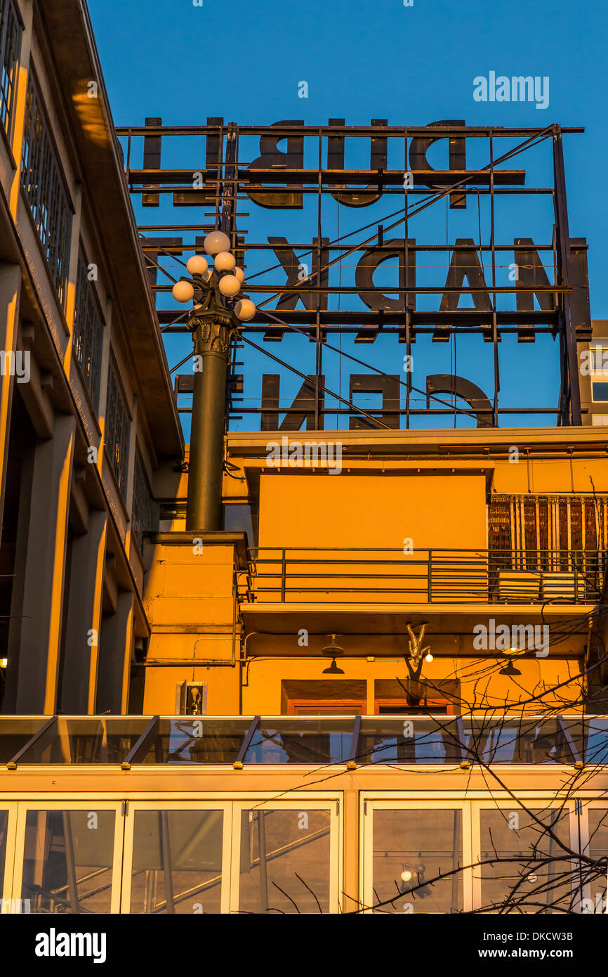 Blick nach oben auf der Seite des Pike Place Market, die Gesichter von Elliot Bay, Seattle, Washington State, USA Stockfoto