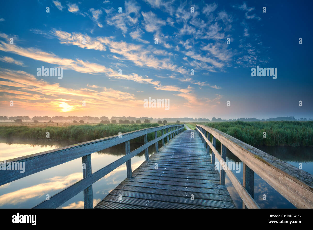hölzerne Brücke über den Fluss bei Sonnenaufgang, Onlanden, Drenthe, Niederlande Stockfoto