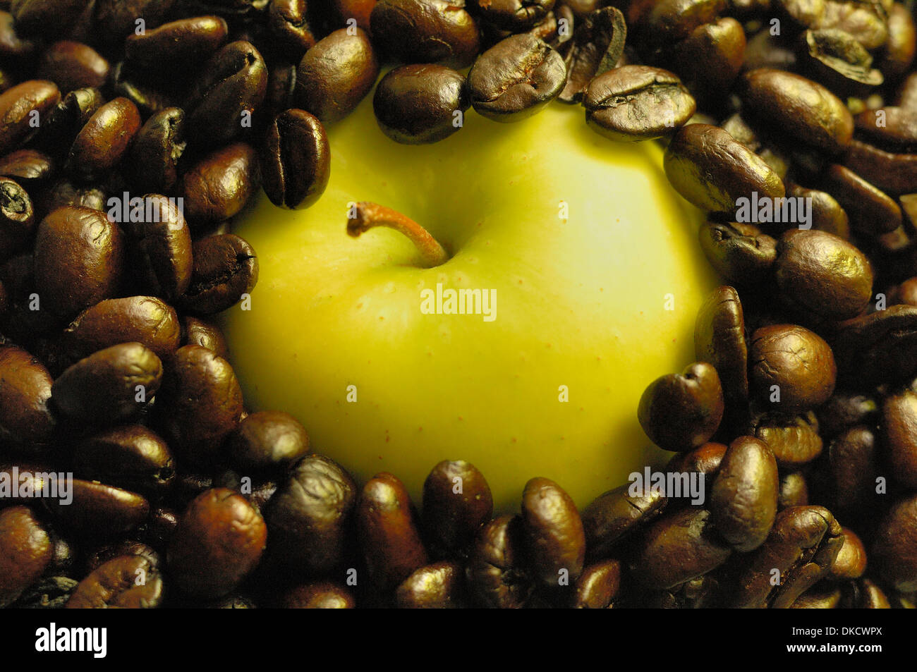 Kaffee Apfel (dunkel gerösteten Kaffeebohnen und einen Golden Delicious Apfel) Stockfoto