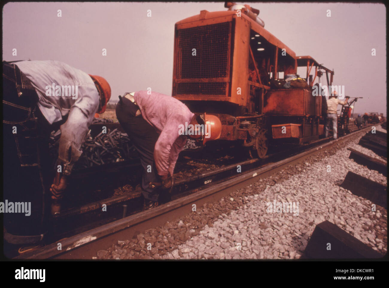 Dieses Bild zeigt ein Arbeitskolleg der Southern Railway, das alte Eisenbahngleise durch neue Viertelmeilen-Abschnitte ersetzt. Die Besatzung nutzt schwere Maschinen, um diese Modernisierung der Eisenbahninfrastruktur zu erleichtern. Stockfoto