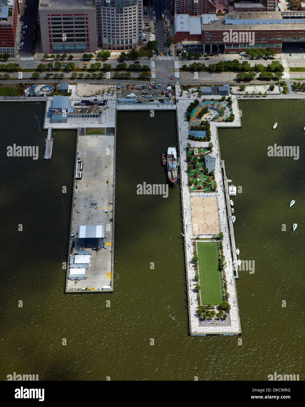 Luftaufnahme Pier 25, Hudson River Park in Lower Manhattan, New York City Stockfoto