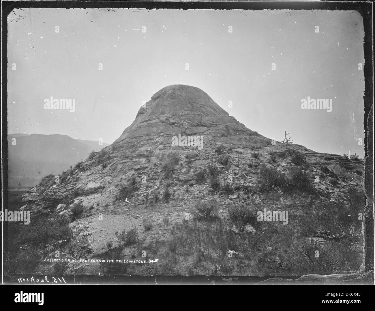 Das Foto zeigt den Kegel einer erloschenen Quelle an der östlichen Fork des Yellowstone River. Diese Formation markiert einen Standort, der einmal mit geothermischer Aktivität aktiv war. Stockfoto