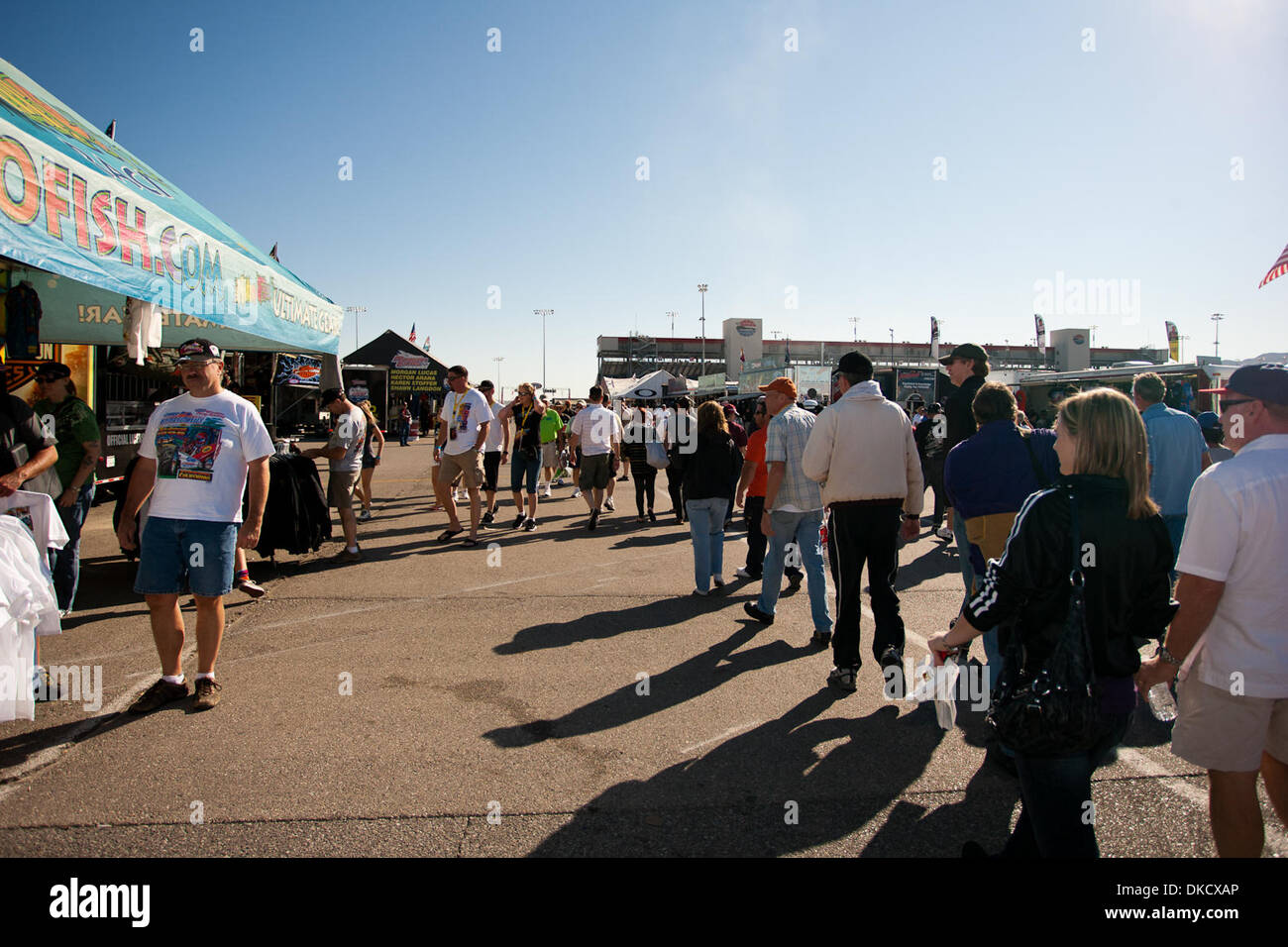 29. Oktober 2011 - Las Vegas, Nevada, USA - beginnt das Publikum in Richtung der Strecke für den Beginn des Qualifyings bei den 11. jährliche Big O Reifen NHRA Nationals am Strip in Las Vegas Motor Speedway in Las Vegas, Nevada. (Kredit-Bild: © Matt Gdowski/Southcreek/ZUMAPRESS.com) Stockfoto