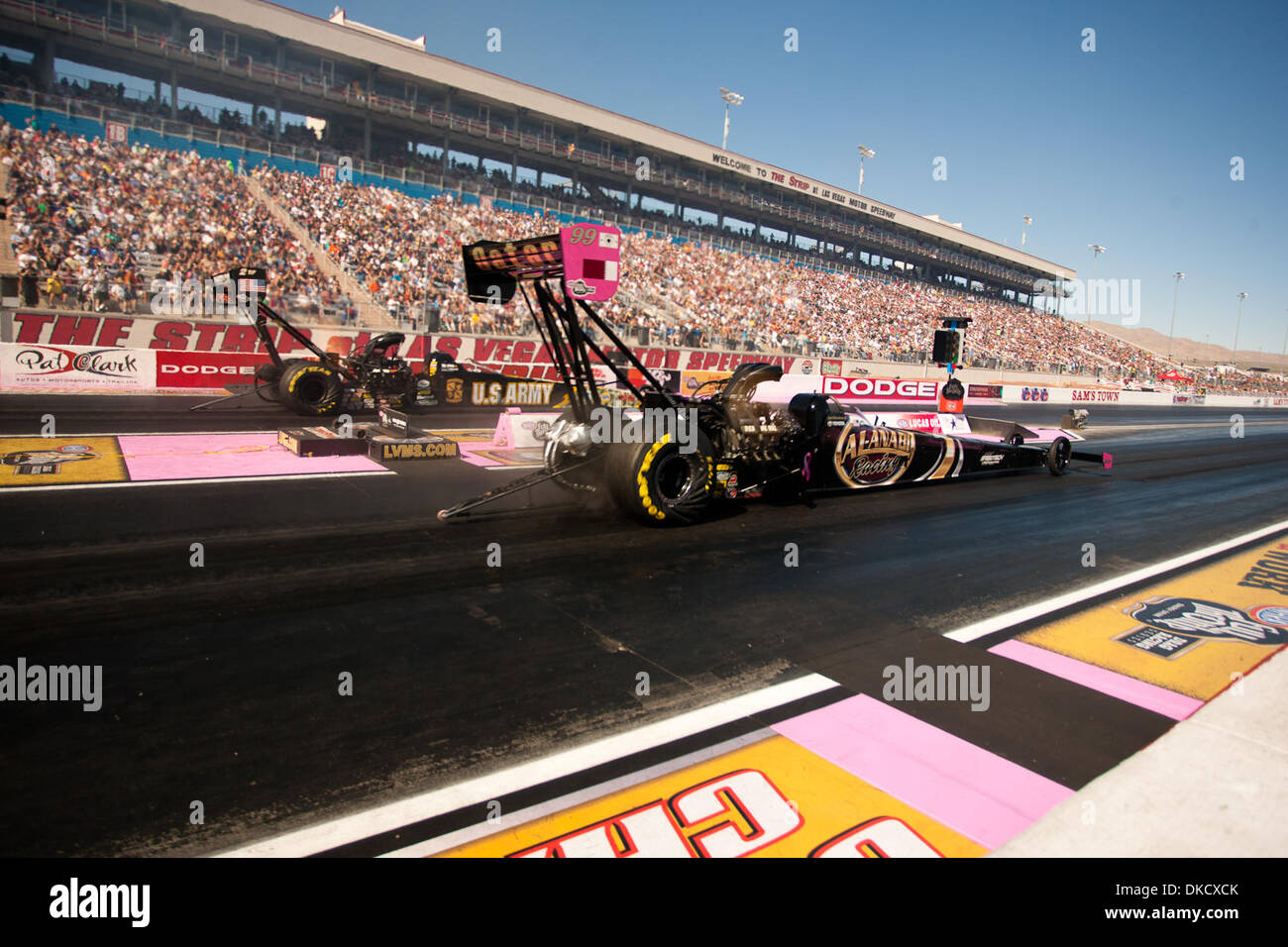 29. Oktober 2011 - Kopf ging bis Las Vegas, Nevada, USA - NHRA Top Fuel Fahrer Del Worsham Al-Anabi Racing Hadman Dragster und Tony Schumacher, Treiber von der US-Armee DSR Dragster im Zeittraining Sitzungen bei den 11. jährliche Big O Reifen NHRA Nationals am Strip in Las Vegas Motor Speedway in Las Vegas, Nevada. (Kredit-Bild: © Matt Gdowski/Southcreek/ZUMAPRESS.com) Stockfoto