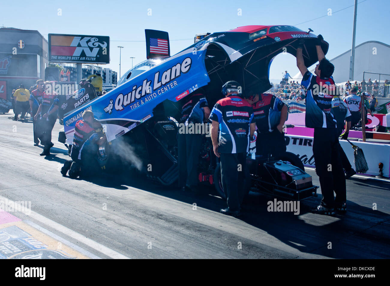 29. Oktober 2011 - Las Vegas, Nevada, USA - macht die Crew eine schnelle Überprüfung unter der Haube des die Motorcraft / Quick Lane Ford Mustang, bevor es die Spur geht während der Qualifikationsläufe finden bei den 11. jährliche Big O Reifen NHRA Nationals am Strip in Las Vegas Motor Speedway in Las Vegas, Nevada. (Kredit-Bild: © Matt Gdowski/Southcreek/ZUMAPRESS.com) Stockfoto