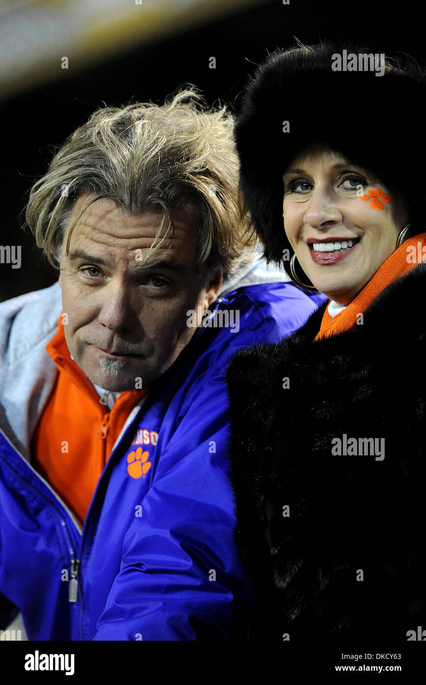 29. Oktober 2011 - Atlanta, Georgia, USA - Fans am Georgia Tech-Clemson Spiel im Bobby Dodd Stadium in Atlanta Georgia.  Georgia Tech gewinnt 31-17. (Kredit-Bild: © Marty Bingham/Southcreek/ZUMAPRESS.com) Stockfoto