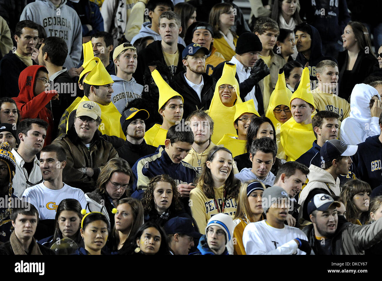 29. Oktober 2011 - Atlanta, Georgia, USA - Fans am Georgia Tech-Clemson Spiel im Bobby Dodd Stadium in Atlanta Georgia.  Georgia Tech gewinnt 31-17. (Kredit-Bild: © Marty Bingham/Southcreek/ZUMAPRESS.com) Stockfoto