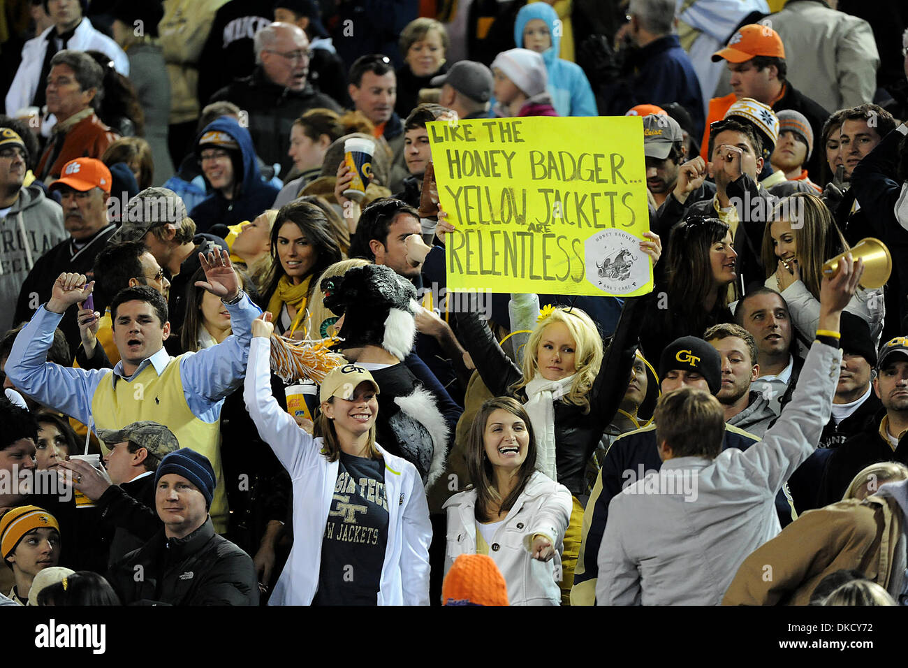 29. Oktober 2011 - Atlanta, Georgia, USA - Fans am Georgia Tech-Clemson Spiel im Bobby Dodd Stadium in Atlanta Georgia.  Georgia Tech gewinnt 31-17. (Kredit-Bild: © Marty Bingham/Southcreek/ZUMAPRESS.com) Stockfoto