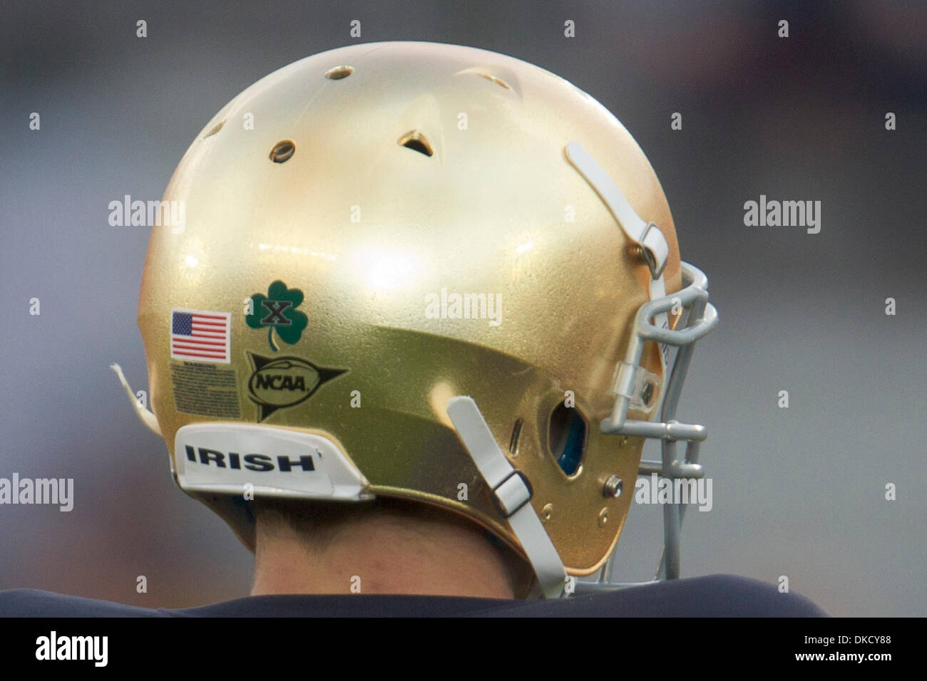 29. Oktober 2011 - South Bend, Indiana, USA - Notre-Dame-Spieler tragen ihre neue Helme während der NCAA Football-Spiel zwischen Notre Dame und Marine.  Die Notre Dame Fighting Irish besiegte die Navy Midshipmen 56-14 im Spiel im Stadion von Notre Dame in South Bend, Indiana. (Kredit-Bild: © John Mersits/Southcreek/ZUMAPRESS.com) Stockfoto