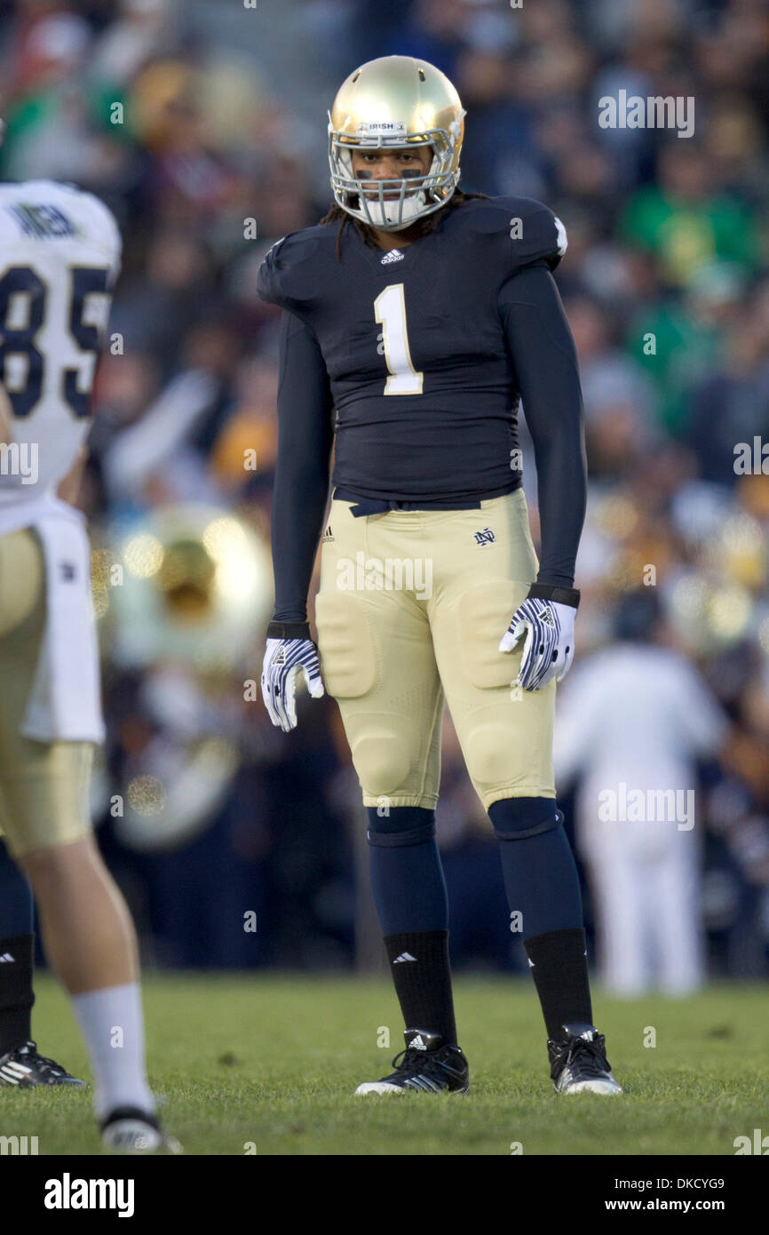 29. Oktober 2011 - South Bend, Indiana, USA - Notre Dame außerhalb Linebacker Ishaq Williams (#1) im vierten Quartal des NCAA Football-Spiel zwischen Notre Dame und Marine.  Die Notre Dame Fighting Irish besiegte die Navy Midshipmen 56-14 im Spiel im Stadion von Notre Dame in South Bend, Indiana. (Kredit-Bild: © John Mersits/Southcreek/ZUMAPRESS.com) Stockfoto