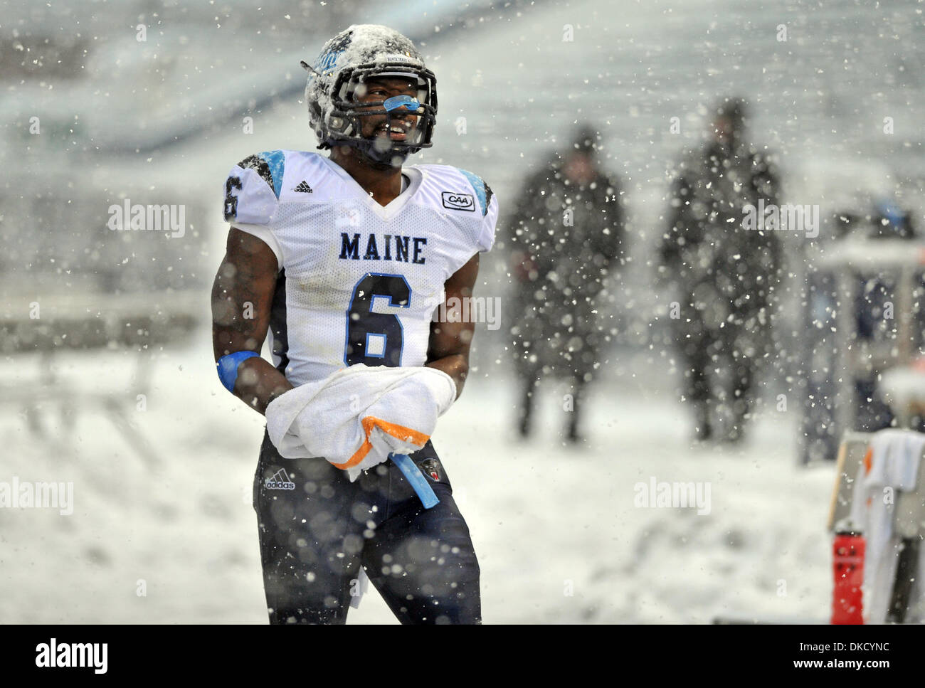 29. Oktober 2011 - Villanova, Pennsylvania, Vereinigte Staaten von Amerika - Maine Black Bears Runningback Derrick Sessions (#6) versucht seine Hände an der Seitenlinie in NCAA Football Spiel zwischen Maine Black Bears und Villanova Wildcats Villanova Stadium in Villanova, Pennsylvania warm Maine schlagen Villanova 41-25 in einem Spiel in einem seltenen frühen Wintersturm. (Kredit-Bild: © Ken Innes Stockfoto