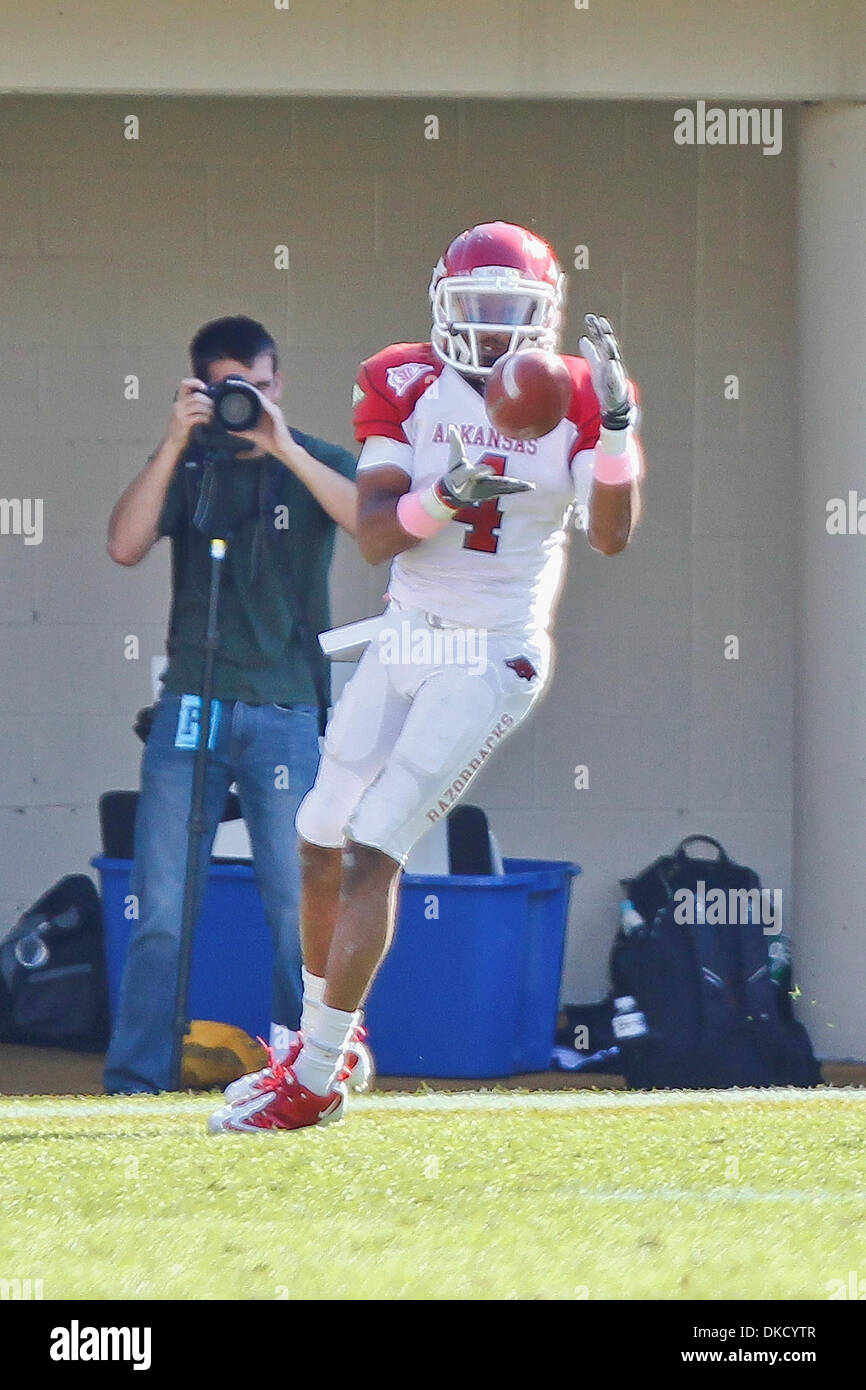 29. Oktober 2011 - spielen Nashville, Tennessee, USA - Arkansas Razorbacks Wide Receiver Jarius Wright (4) auf ein 2-Punkt verbindet, um das Spiel zu binden.   Die Arkansas Razorbacks besiegte die Vanderbilt Commodores 31 - 28 im Vanderbilt Stadium in Nashville, TN (Credit-Bild: © Allan Wagner/Southcreek/ZUMAPRESS.com) Stockfoto