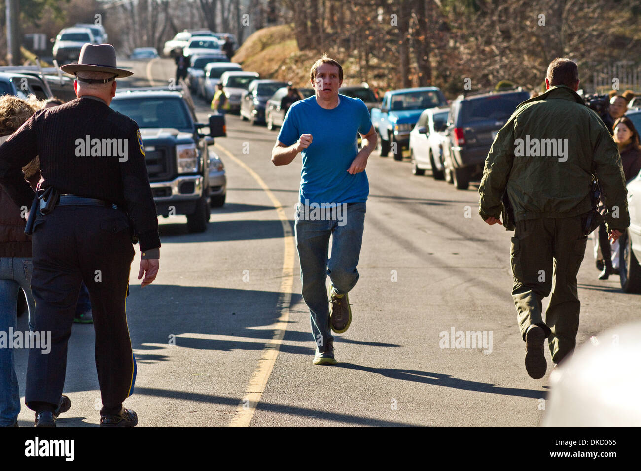 4. Dezember 2013 - Aufnahmen von 911 Anrufe vom Sandy Hook Elementary School shooting Mittwoch weniger als zwei Wochen vor dem Jahrestag des Massakers an Sandy Hook Grundschule erschienen. Bild: 14. Dezember 2012 läuft - Newtown, Connecticut / USA - ROBBIE PARKER zu elementaren Sandy Hook, seine Tochter Emilie Parker zu finden. Er erfuhr, dass sie bei dem Angriff auf die Schule getötet wurde. 20-Year-Old Adam Lanza Schuss tödlich zwanzig Kinder und sechs Erwachsene Mitarbeiter in einem Massenmord an Sandy Hook-Grundschule im Dorf von Sandy Hook in Newtown, Connecticut. Vor der Fahrt zu den sch Stockfoto