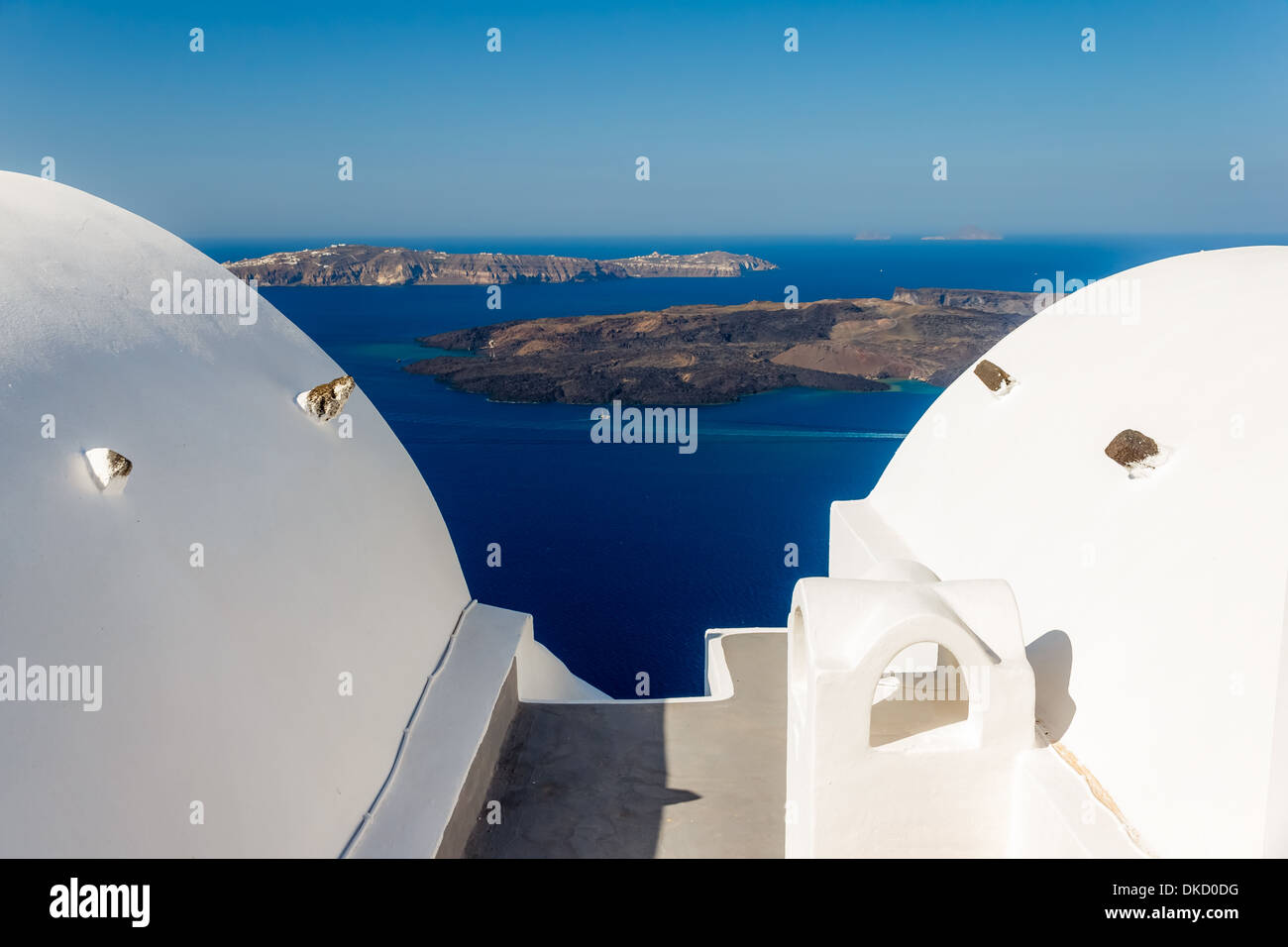 Die Vulkaninsel Nea Kameni in Santorini Griechenland von einer hohen Standpunkt aus fotografiert Stockfoto