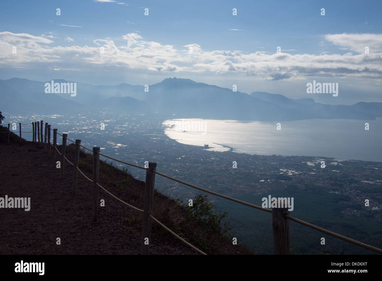 Blick vom Vesuv (ein Stratovulkan) über den Golf von Neapel, Italien Stockfoto
