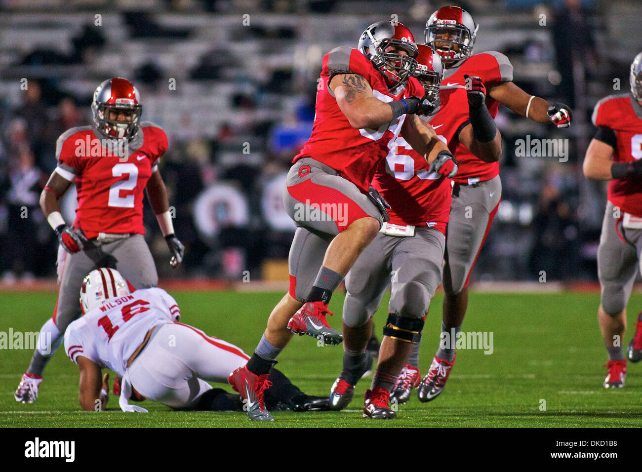 29. Oktober 2011 - feiert Columbus, Ohio, USA - Ohio State Buckeyes defensive Tackle John Simon (54) eine Plünderung Wisconsin Badgers Quarterback Russell Wilson (16) im vierten Quartal des Spiels zwischen Wisconsin und Ohio State University in Ohio Stadium, Columbus, Ohio.  Ohio State besiegt Wisconsin 33-29. (Kredit-Bild: © Scott Stuart/Southcreek/ZUMAPRESS.com) Stockfoto