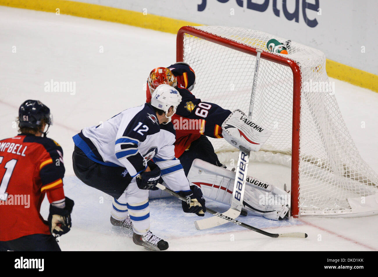 30. Oktober 2011 - Sunrise, Florida, Vereinigte Staaten von Amerika - Florida Panthers Torhüter José Théodore (60) blockt den Schuß von a Shot at Tor von Winnipeg Jets Verteidiger Randy Jones (12) während der dritten Periode an der Bank Atlantic Center in Sunrise, FL. (Credit-Bild: © Ben Hicks/Southcreek/ZUMAPRESS.com) Stockfoto