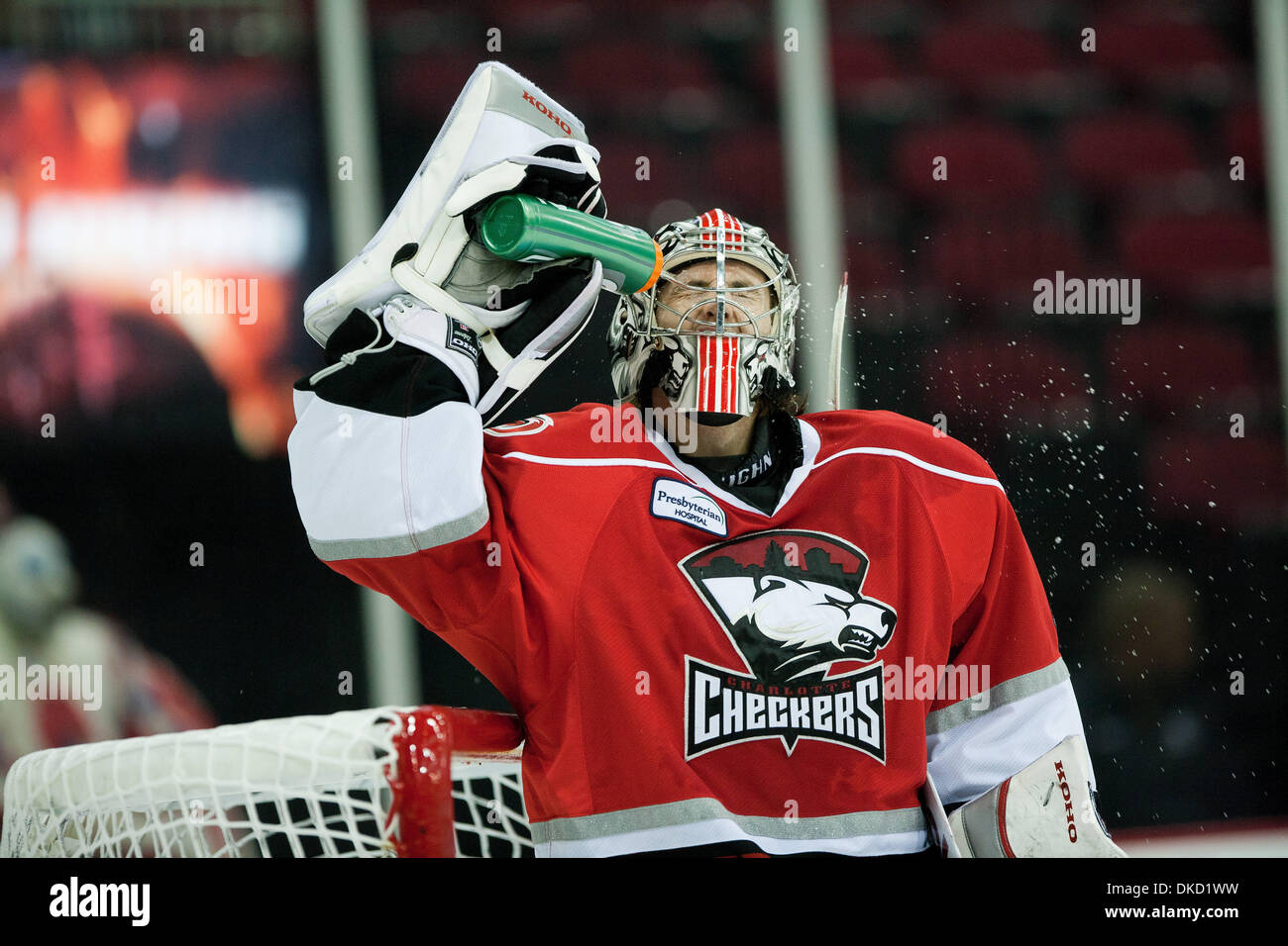 30. Oktober 2011 - benetzt Houston, Texas, USA - Charlotte Checkers Goalie Mike Murphy (31) sein Gesicht während des Spiels gegen die Aeros. Charlotte Checkers führt den Houston Aeros in der 2. Periode 3-2 im Toyota Center in Houston, TX. (Kredit-Bild: © Juan DeLeon/Southcreek/ZUMAPRESS.com) Stockfoto