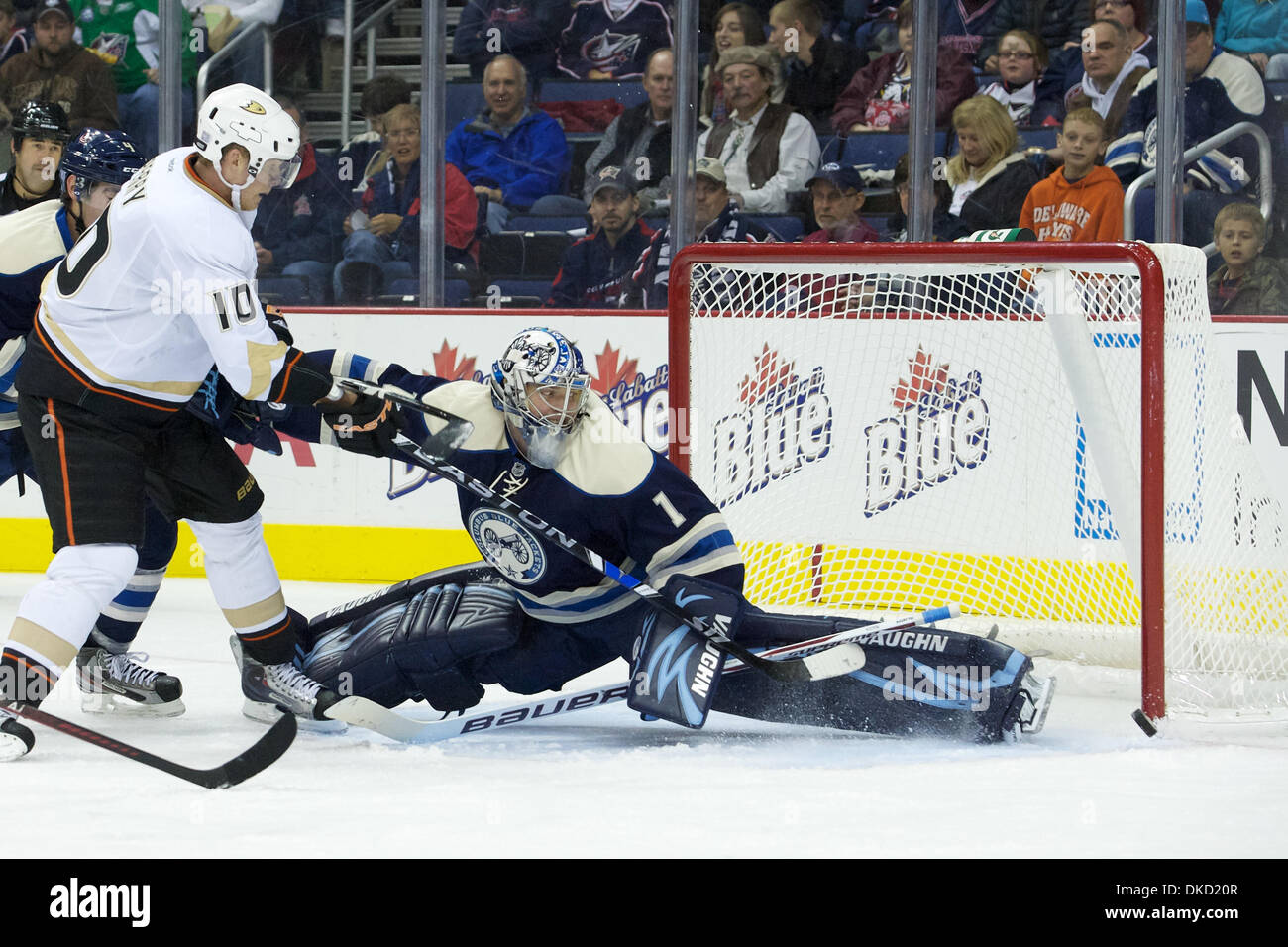 30. Oktober 2011 - Columbus, Ohio, USA - Anaheim Ducks rechten Flügel schießt Corey Perry (10) der Skate der Columbus Blue Jackets Torwart Steve Mason (1) in der zweiten Phase des Spiels zwischen den Anaheim Ducks und Columbus Blue Jackets in der Nationwide Arena, Columbus, Ohio. (Kredit-Bild: © Scott Stuart/Southcreek/ZUMAPRESS.com) Stockfoto