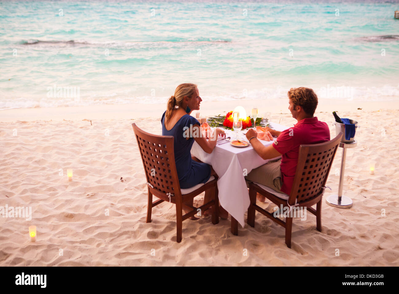 Private Abendessen am Strand von Kuramathi Island Resort, Malediven. Stockfoto