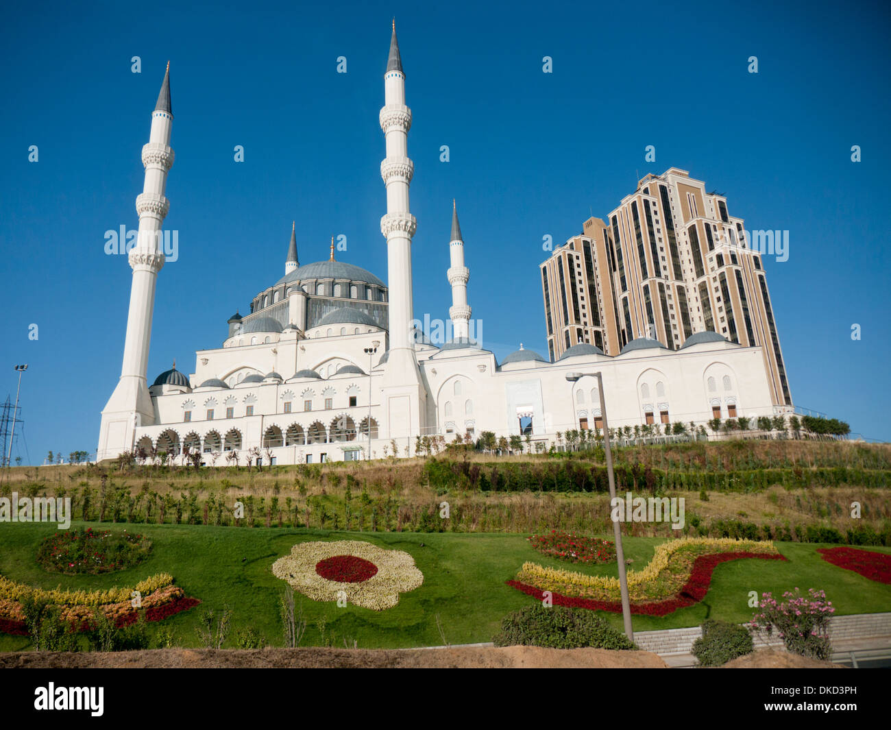 Mimar Sinan Camii Moschee und modernes Apartment block in Istanbul Türkei Stockfoto