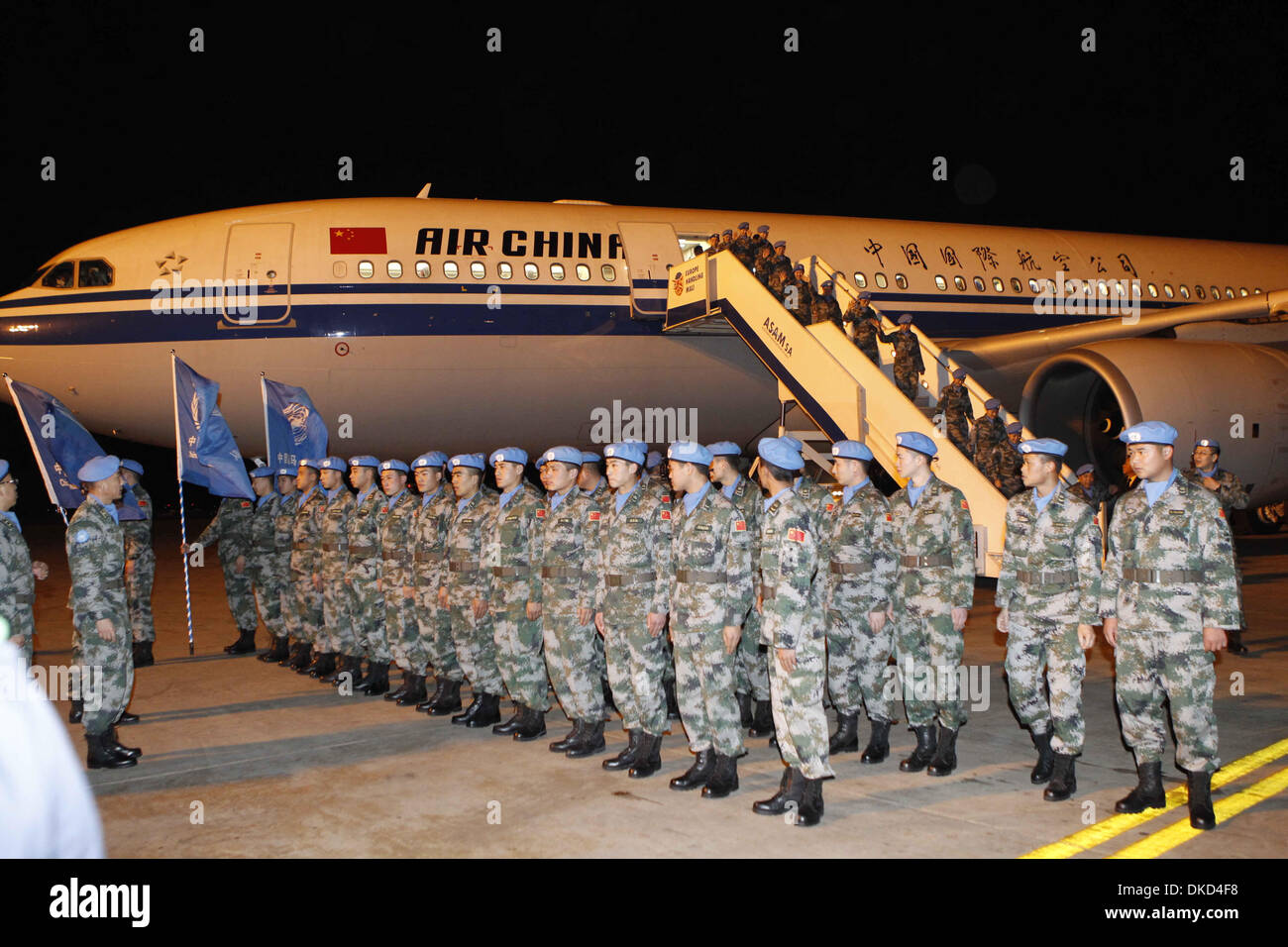 Bamako, Mali. 4. Dezember 2013. Chinesische Friedenstruppen stehen in Bildung nach ihrer Ankunft in Bamako, 4. Dezember 2013. Insgesamt 135 chinesische Friedenstruppen für eine Friedensmission nach Mali, kam am Mittwoch in Bamako für eine Friedensmission zwingt das erste Mal das Land Sicherheit versandt hat. (Xinhua/Diop/Alamy Live-Nachrichten) Stockfoto