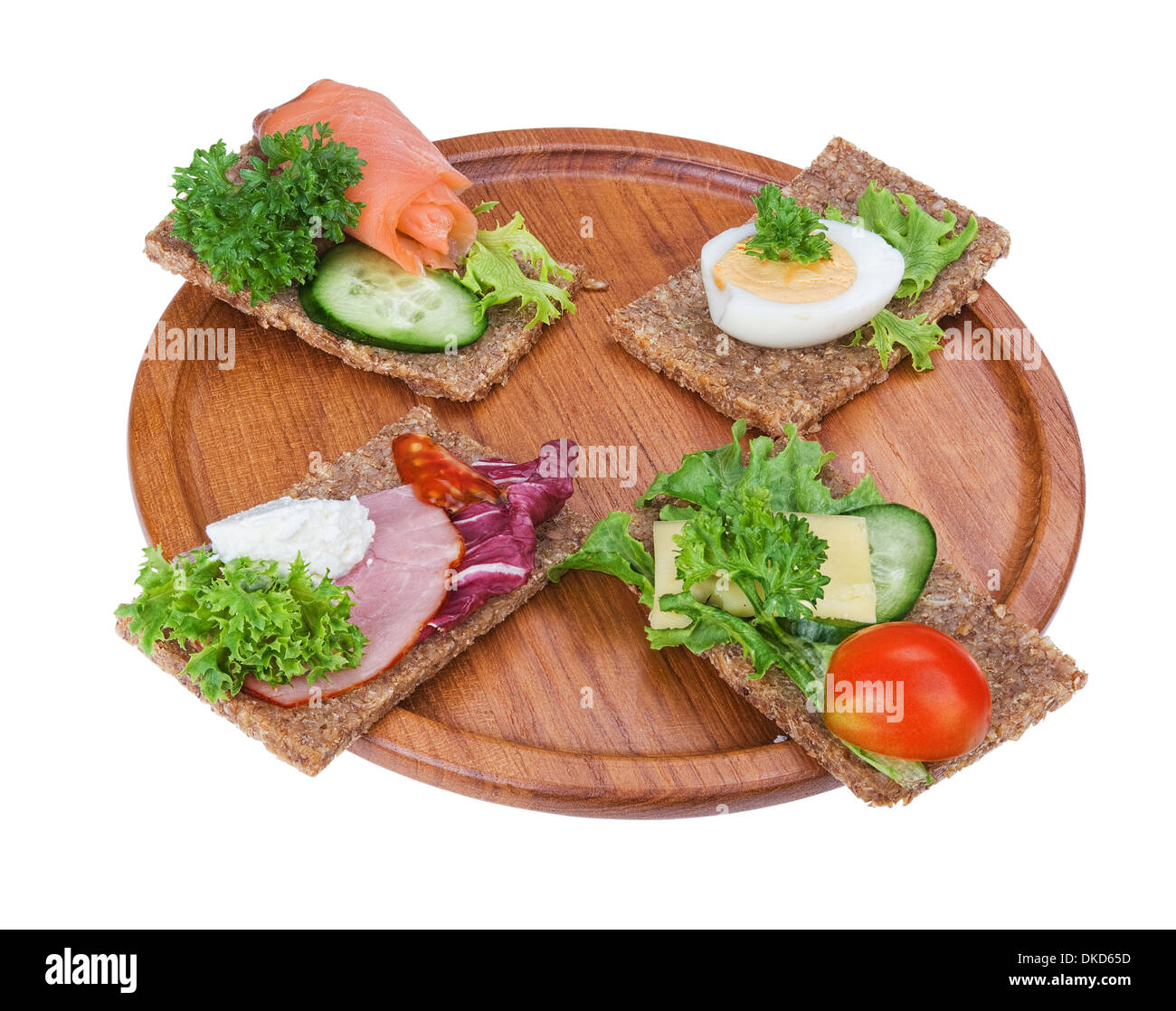 Roggenbrot-Sandwiches auf der Holzplatte isoliert auf weißem Hintergrund Stockfoto