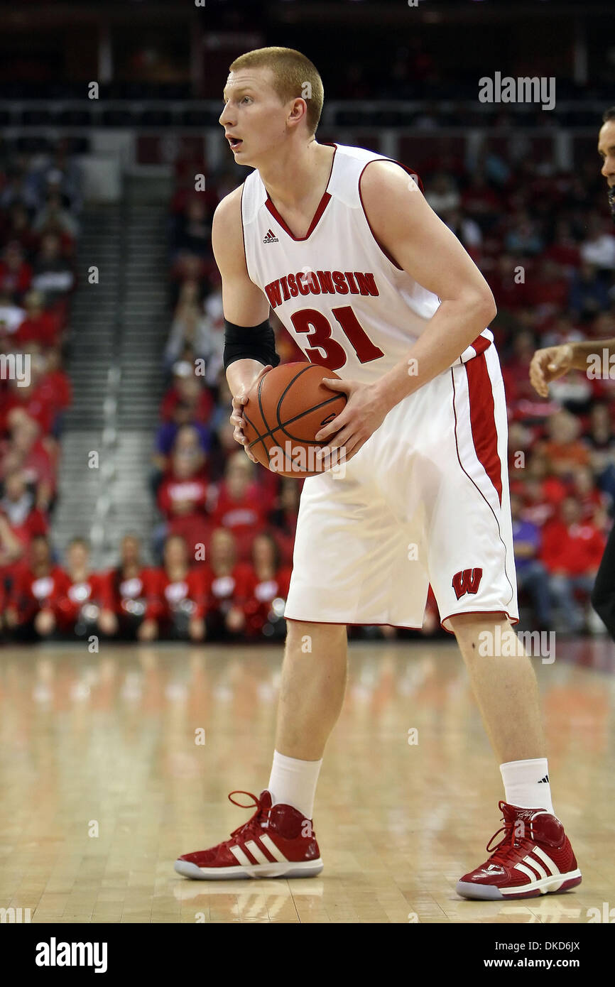5. November 2011 - Madison, Wisconsin, USA - Wisconsin vorwärts Mike Bruesewitz (31) sieht im ersten Halbjahr Aktion übergeben. Wisconsin Badgers besiegte die UW-Stevens Point Zeiger 80-54 im Kohl Center in Madison, Wisconsin. (Kredit-Bild: © John Fisher/Southcreek/ZUMAPRESS.com) Stockfoto