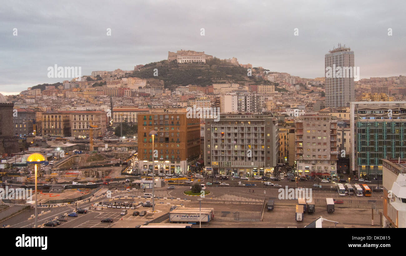 Neapel, Italien, Kreuzfahrtschiff gesehen vom Hafen an Bord der Celebrity Silhouette. Stockfoto