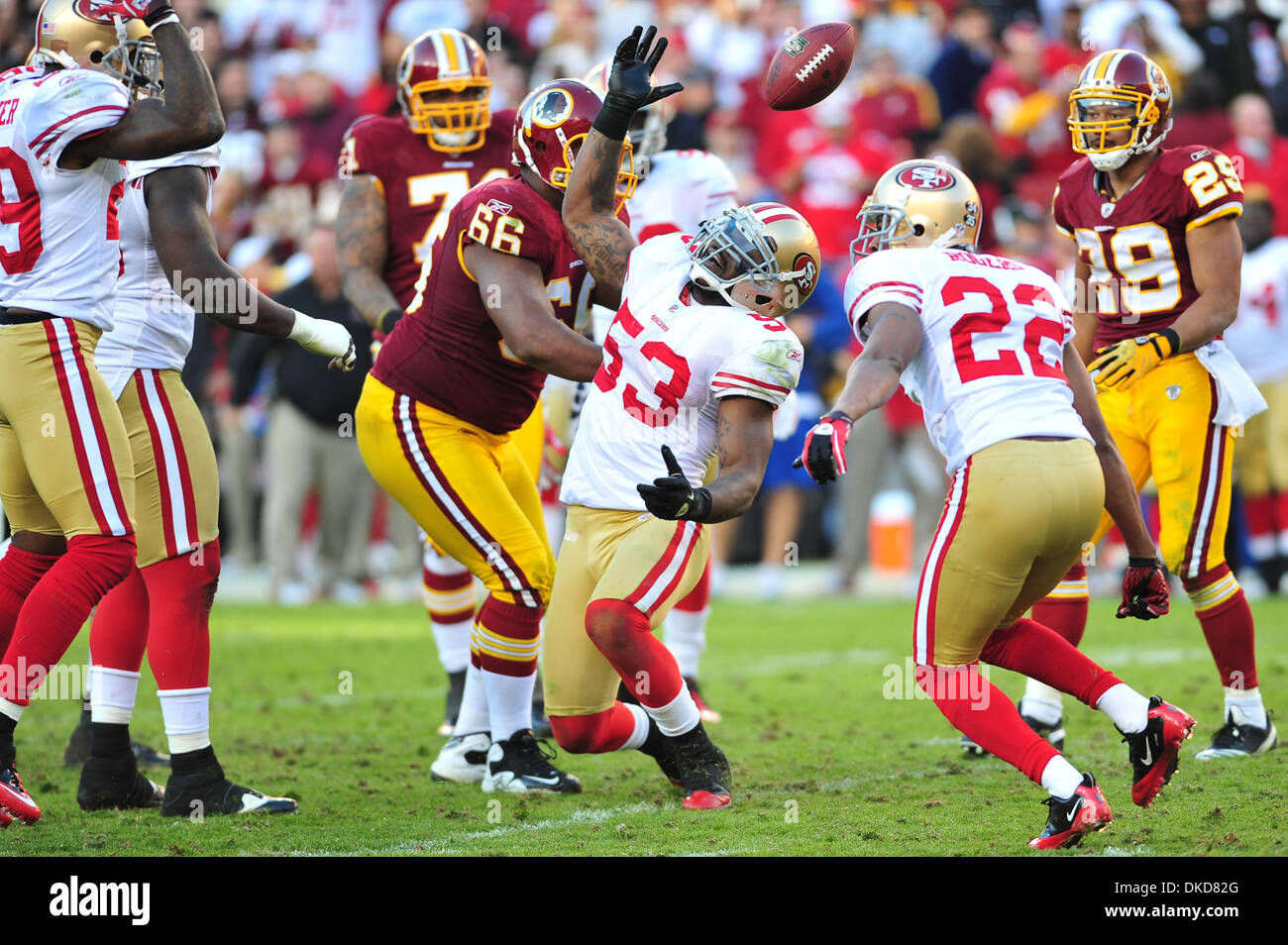 6. November 2011 - Landover, Maryland, Vereinigte Staaten von Amerika - NFL Spiel Action in Landover Md; San Francisco 49ers in Linebacker NaVorro Bowman (53) versucht, eine lockere Kugel zu greifen... Die 49ers besiegen die Redskins zu Hause 19-11 (Credit-Bild: © Roland Pintilie/Southcreek/ZUMAPRESS.com) Stockfoto