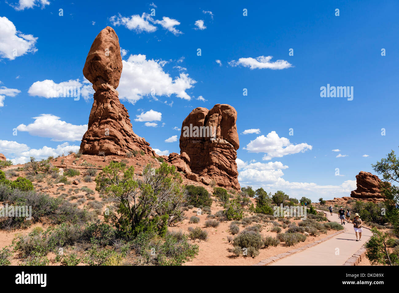 Wanderer auf dem ausgewogenen Rock Trail, Arches-Nationalpark, Utah, USA Stockfoto