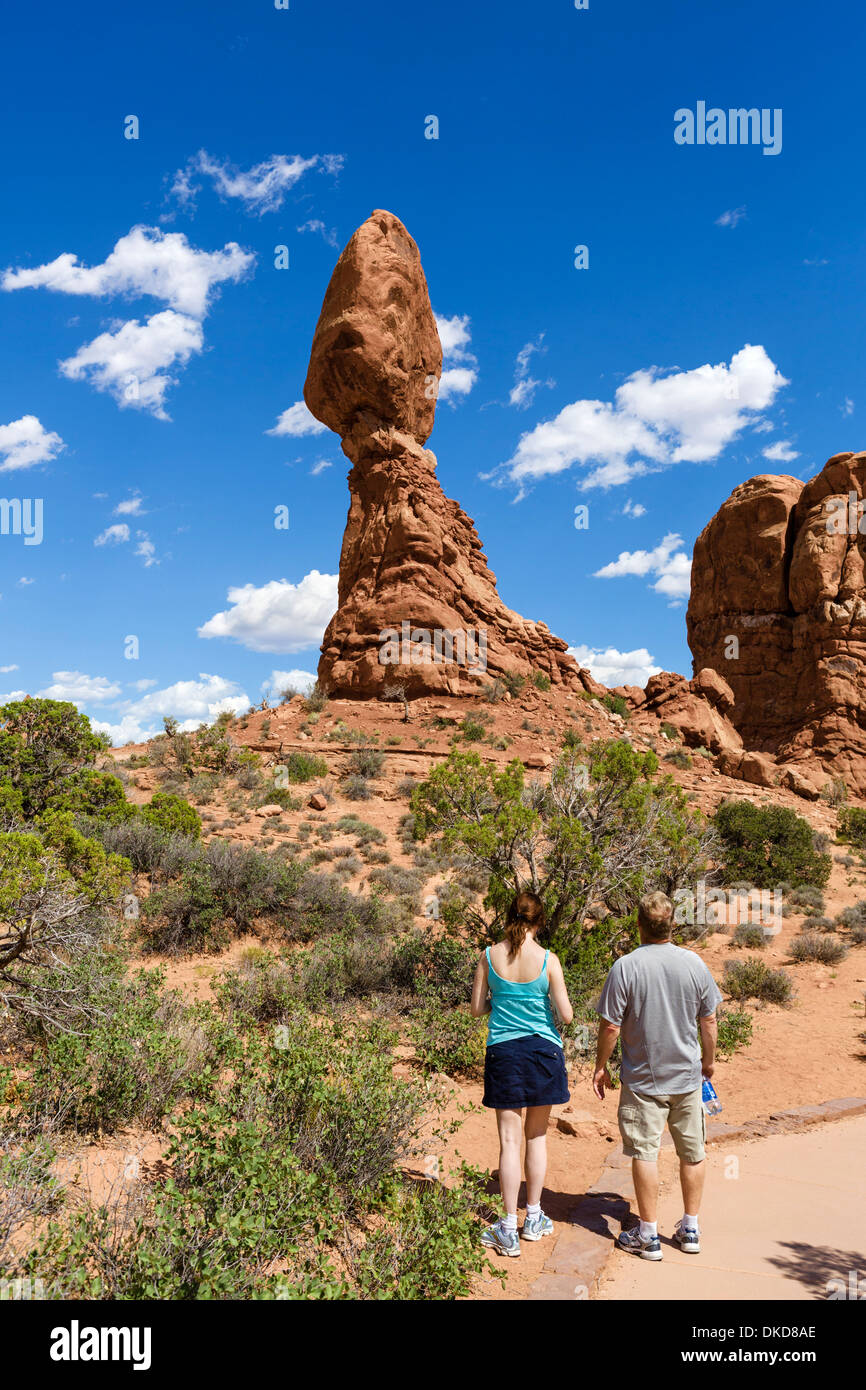 Wanderer auf dem ausgewogenen Rock Trail, Arches-Nationalpark, Utah, USA Stockfoto