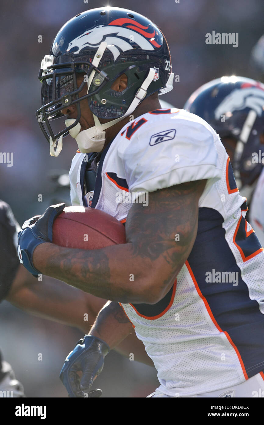 6. November 2011 - Oakland, Kalifornien, USA - Broncos Runningback Willis McGahee (23) trägt den Ball während der NFL-Spiel zwischen den Denver Broncos und die Oakland Raiders O.co Coliseum in Oakland, Kalifornien.  Die Broncos die Raiders weggezogen und gewann 38-24. (Kredit-Bild: © Matt Cohen/Southcreek/ZUMAPRESS.com) Stockfoto