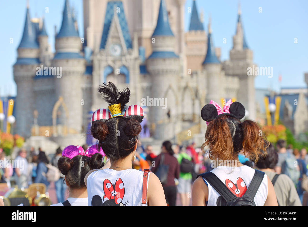 Mickey-Mouse-Ohren zu Fuß in Richtung Cinderella Castle, Magic Kingdom, Disney World Resort Orlando Florida HS tragen Stockfoto