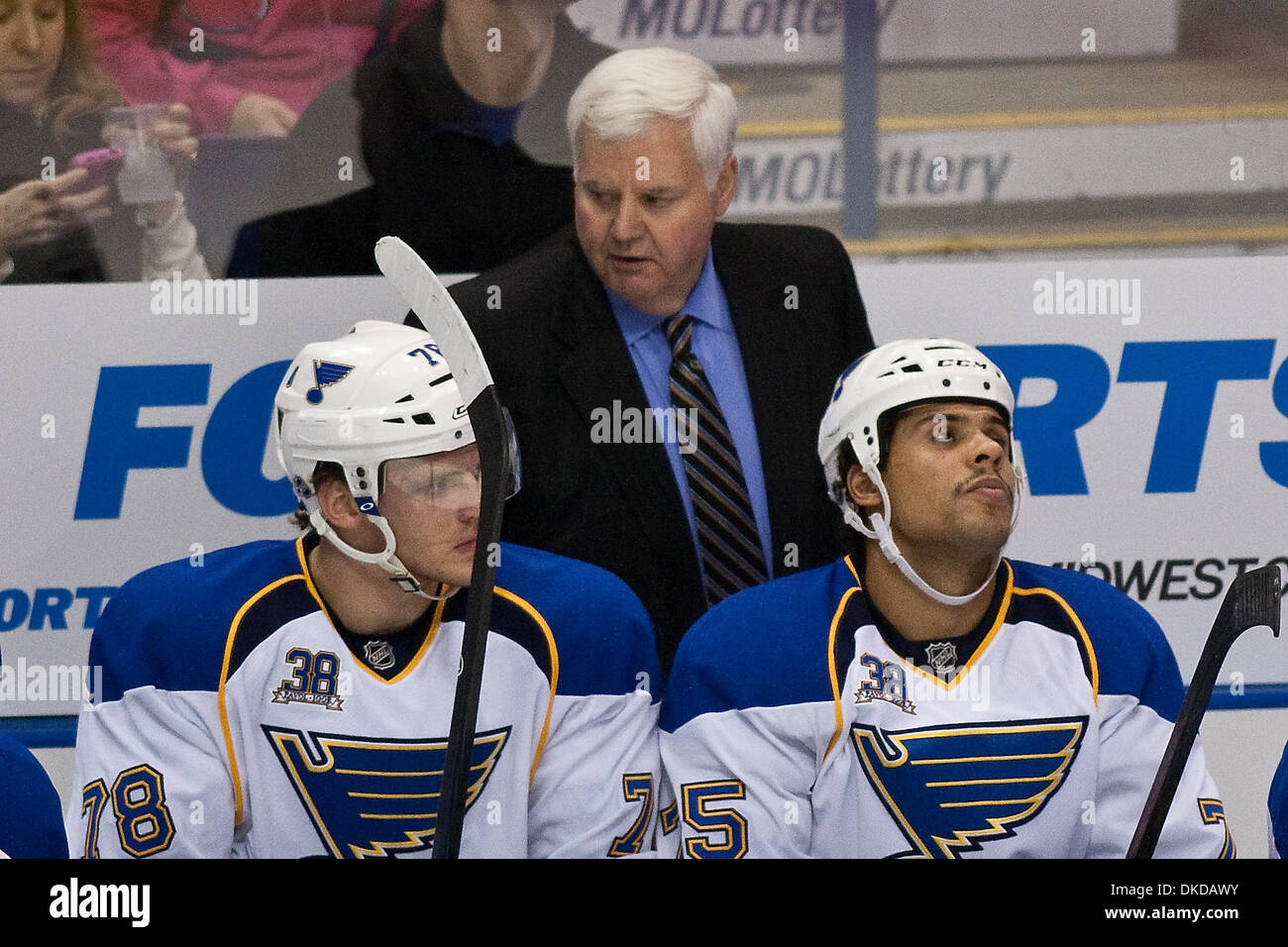 8. November 2011 - Saint Louis, Missouri, USA - St. Louis Blues Trainer Ken Hitchcock gesehen während eines NHL-Spiels zwischen den Chicago Blackhawks und den St. Louis Blues im Scottrade Center in Saint Louis, Missouri.  Die St. Louis Blues besiegte die Chicago Blackhawks 3-0. (Kredit-Bild: © Scott Kane/Southcreek/ZUMAPRESS.com) Stockfoto