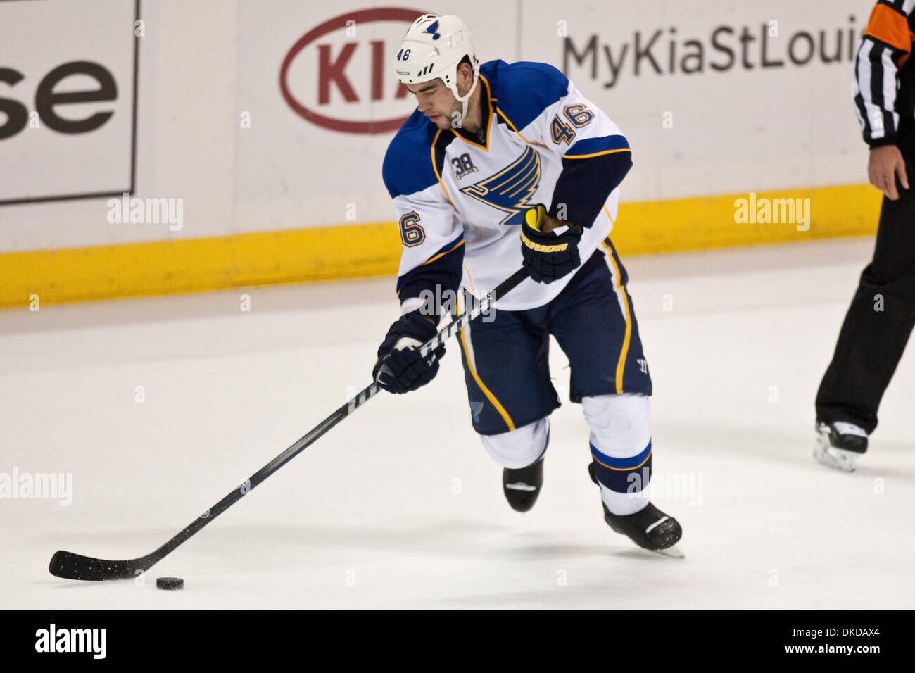 8. November 2011 - Saint Louis, Missouri, USA - St. Louis Blues Verteidiger Roman Polak (46) in Aktion während eines NHL-Spiels zwischen den Chicago Blackhawks und den St. Louis Blues im Scottrade Center in Saint Louis, Missouri.  Die St. Louis Blues besiegte die Chicago Blackhawks 3-0. (Kredit-Bild: © Scott Kane/Southcreek/ZUMAPRESS.com) Stockfoto