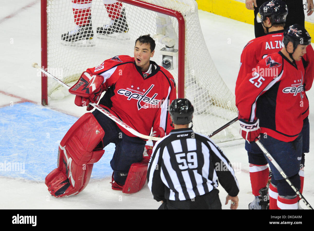 8. November 2011 - Washington Dc, District Of Columbia, Vereinigte Staaten von Amerika - NHL Verizon Center; Washington Capitals Torwart Michal Neuvirth (30) zieht seinen Helm ab, nach der Einnahme eines schweren Treffer aus den Puck... Washington Capitals nicht verteidigen ihre perfekte Heimbilanz verlieren 2-5 zu den Dallas Stars. (Kredit-Bild: © Roland Pintilie/Southcreek/ZUMAPRESS.com) Stockfoto