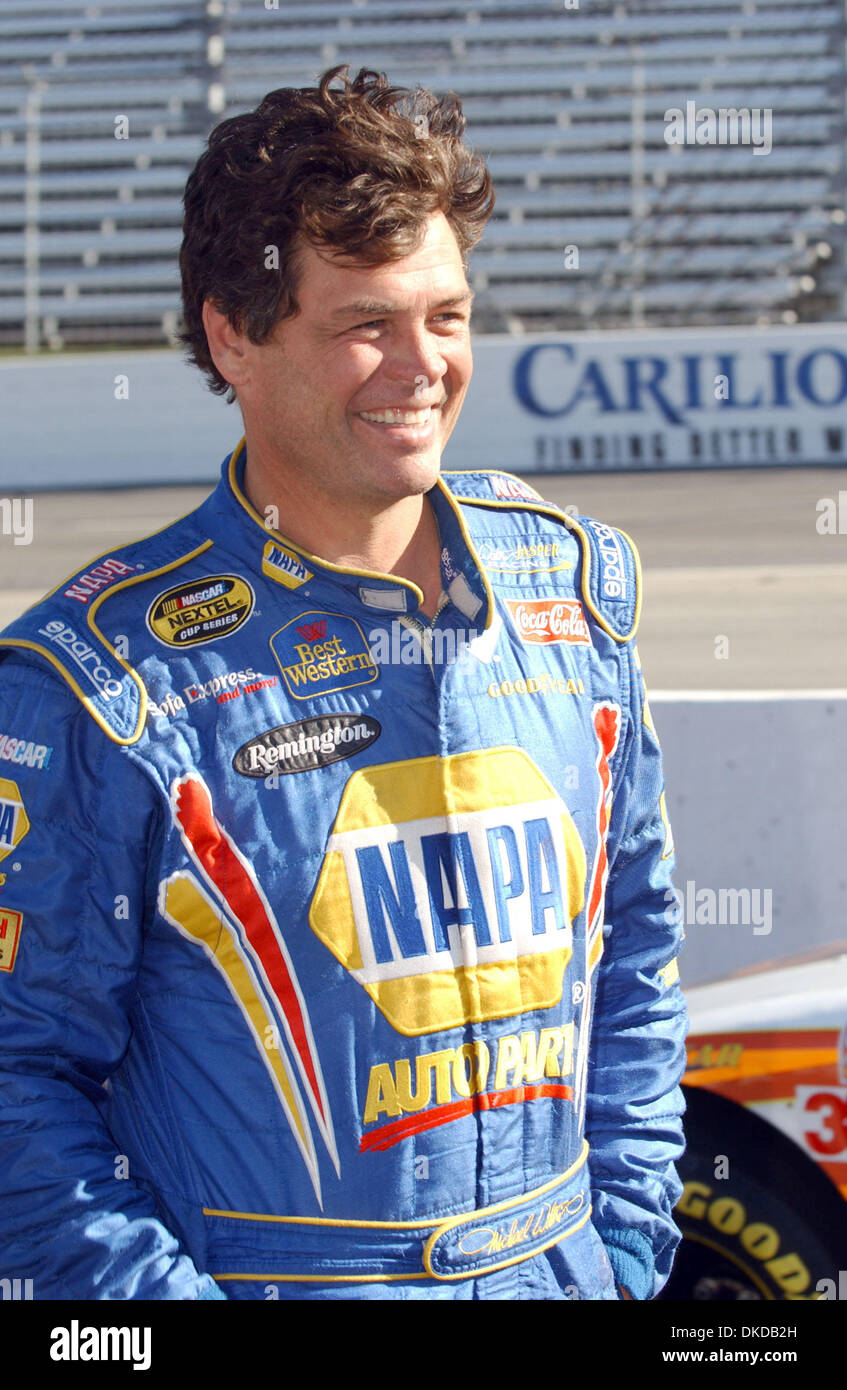 15. Februar 2007; Martinsville, VA, USA; Lange als eines NASCAR die meisten marktgängigen und charismatische Persönlichkeiten, MICHAEL WALTRIP entschuldigte sich für seine Mannschaft am Donnerstagmorgen er die Presse traf, Strafen im Zusammenhang mit einer leistungssteigernden Substanz entdeckt in seinem Toyota Camry beim Daytona 500 Zeitfahren am Sonntag zu diskutieren. Waltrip wurde zu einer Geldstrafe 00.000 und angedockt 100 Punkte Stockfoto