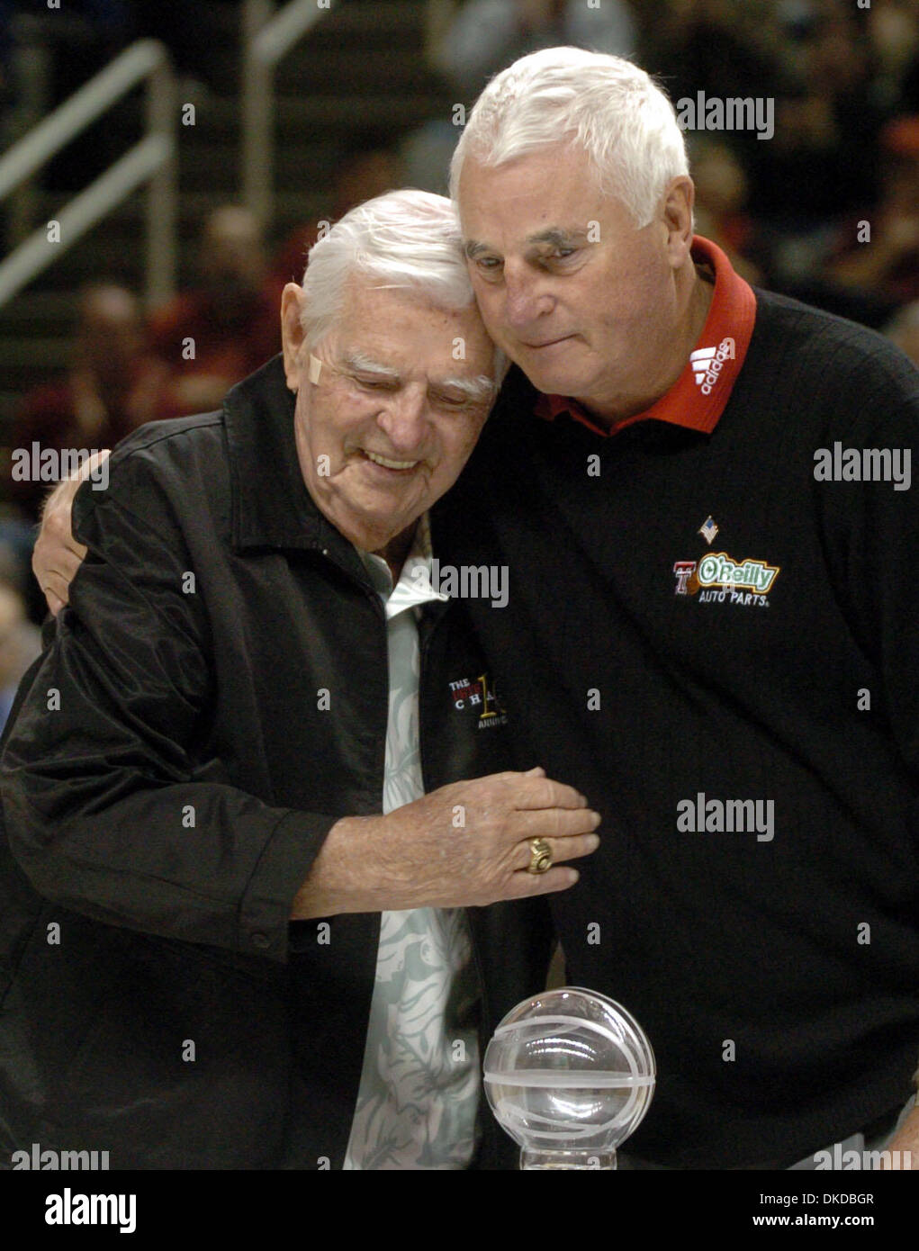 3. Dezember 2006; San Jose, CA, USA; Texas Tech Trainer BOB KNIGHT, Recht, schmiegt sich PETE NEWELL, links, wie Ritter Pete Newell Lifetime Achievement Award vor ihrem Spiel gegen Stanford im HP Pavilion akzeptiert. Ihr Spiel war das erste von zwei Spiele in der 10. jährlichen Pete Newell Challenge. Obligatorische Credit: Foto von Bob Pepping/Contra Costa Times / ZUMA Press. (©) Copyright 2006 von Con Stockfoto