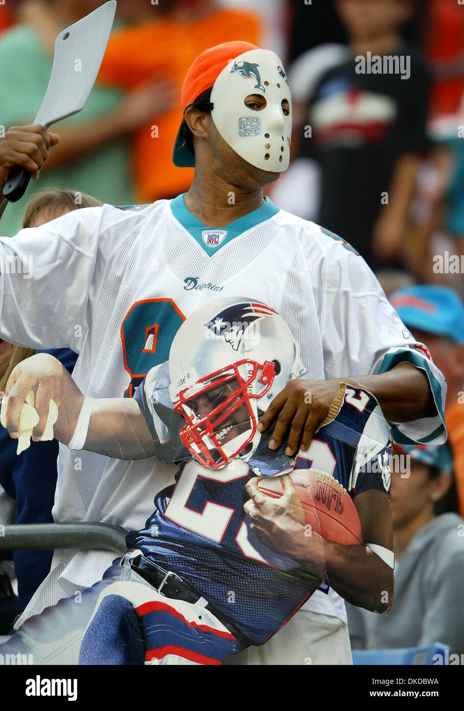 10. Dezember 2006; Miami Gardens, FL, USA; Ein Fan der Miami Dolphins enthauptet Patrioten Poster Sonntagnachmittag im Dolphin Stadium. 21-0 Delfine über die Patriots.  Obligatorische Credit: Foto von Bill Ingram/Palm Beach Post/ZUMA Press. (©) Copyright 2006 von Palm Beach Post Stockfoto