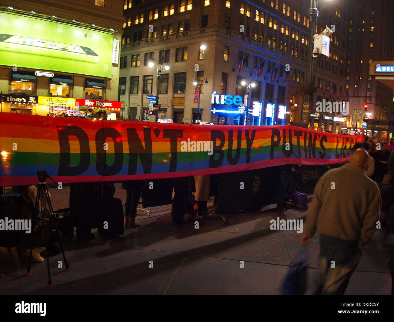 New York, USA. 3. Dezember 2013. Demonstranten halten einen Banner Protest gegen die Politik des russischen Präsidenten Vladimir Putin außerhalb der Elton-John-Konzert im Madison Square Garden am 3. Dezember 2013 in New York City. Bildnachweis: Cheryl Moulton/Alamy Live-Nachrichten Stockfoto