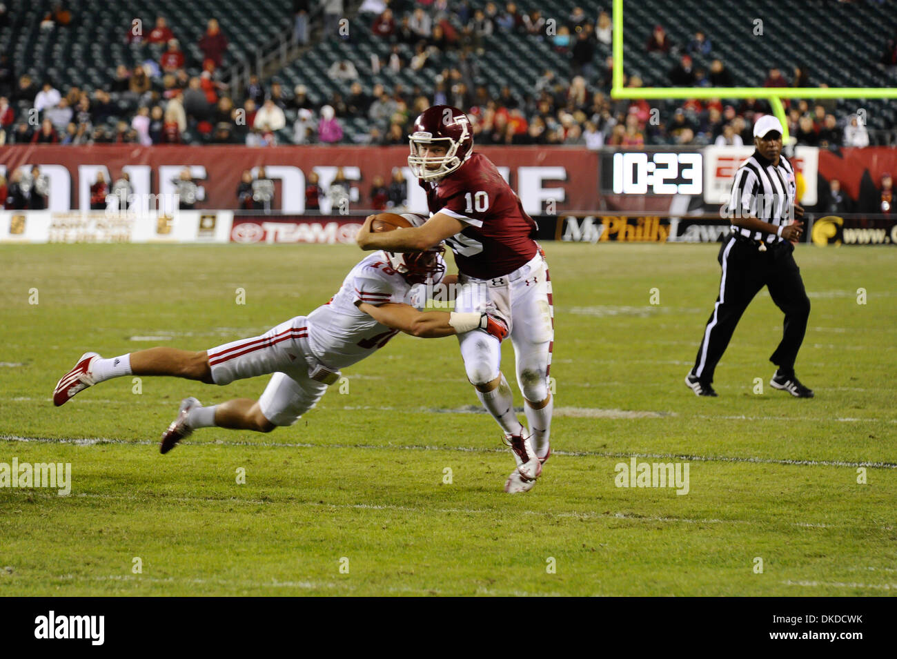 9. November 2011 - Philadelphia, PA, USA - Temple University der quarterback, CHRIS COYER, im Kampf gegen Miami (Ohio) ANTHONY KOKAL, am Lincoln Financial Field in Philadelphia PA (Credit-Bild: © Ricky Fitchett/ZUMAPRESS.com) Stockfoto