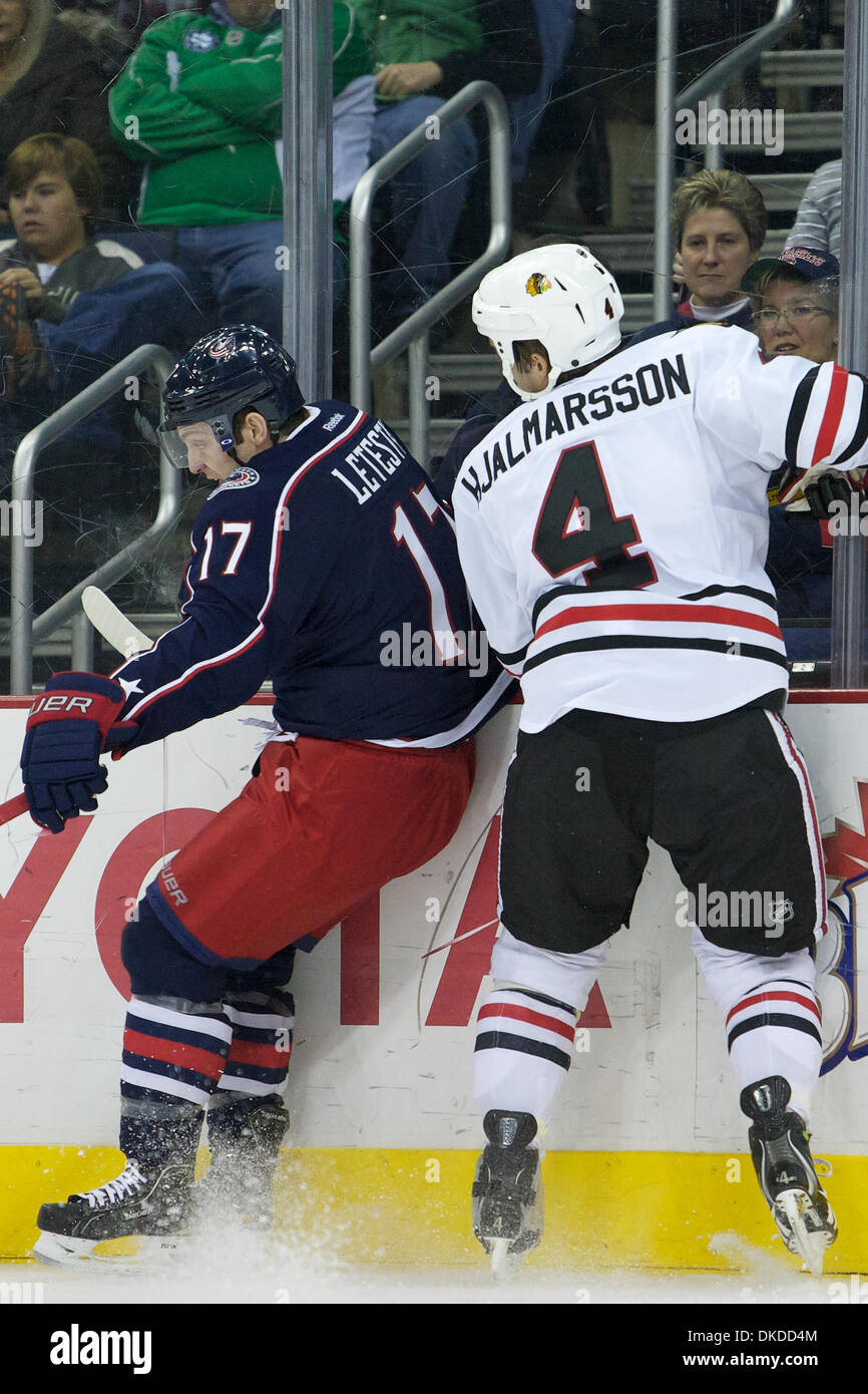 10. November 2011 - Columbus, Ohio, USA - Columbus Blue Jackets forward Mark Letestu (17) und Chicago Blackhawks Verteidiger Niklas Hjalmarsson (4) drücken Sie die Bretter in der ersten Phase des Spiels zwischen den Chicago Blackhawks und den Columbus Blue Jackets in der Nationwide Arena, Columbus, Ohio. (Kredit-Bild: © Scott Stuart/Southcreek/ZUMAPRESS.com) Stockfoto