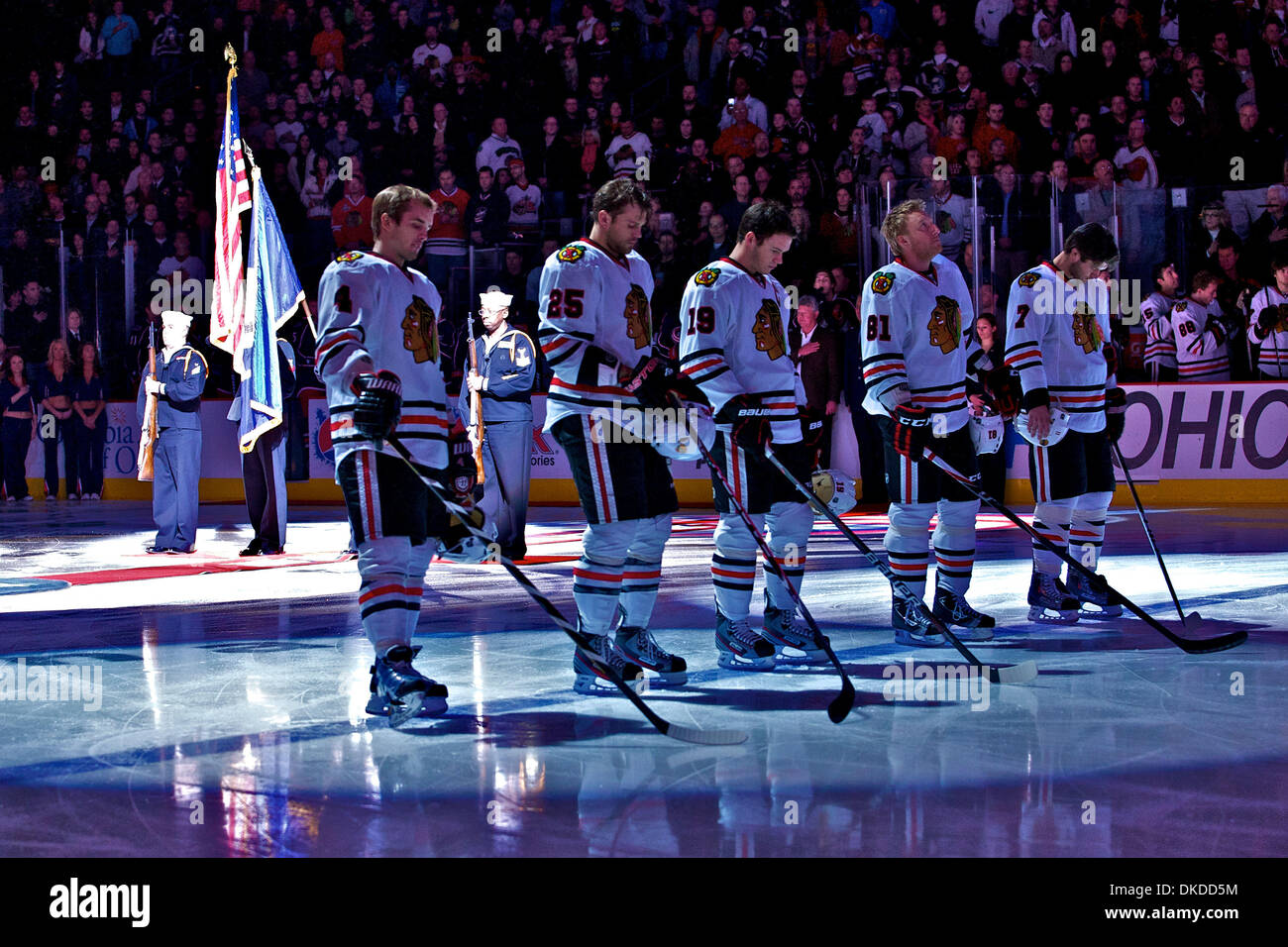 10. November 2011 - Columbus, Ohio, USA - Chicago Blackhawks Spieler während der Veteranen Tag Erkennung vor dem Spiel zwischen den Chicago Blackhawks und den Columbus Blue Jackets in der Nationwide Arena, Columbus, Ohio. (Kredit-Bild: © Scott Stuart/Southcreek/ZUMAPRESS.com) Stockfoto