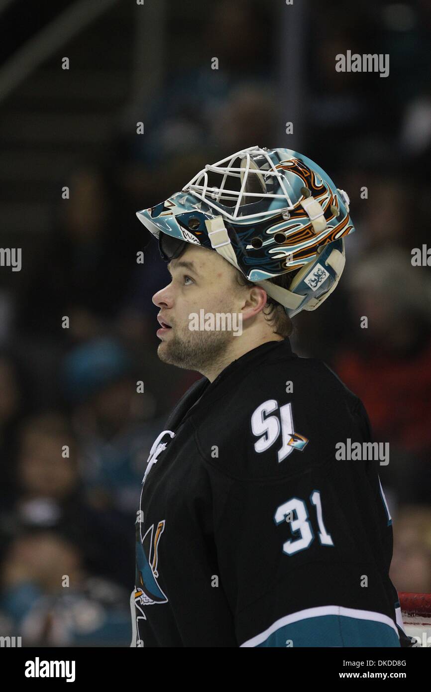 10. November 2011 - San Jose, Kalifornien, USA - San Jose Sharks Torhüter Antti Niemi (31) ohne seine Maske während einer Pause in der Aktion zwischen den San Jose Sharks und die Minnesota Wild.  Die San Jose Sharks gewinnen das Spiel 3: 1. (Kredit-Bild: © Dinno Kovic/Southcreek/ZUMAPRESS.com) Stockfoto